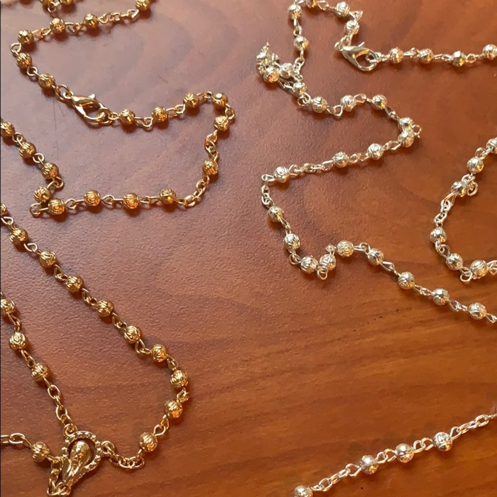 BEAUTIFUL ROSARYS. MULTIPLE COLORS, CLASP. - Picture 3 of 3